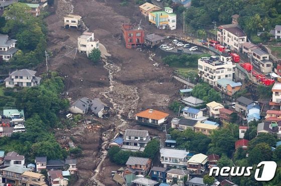 5일(현지시간) 일본 시즈오카현 아타미에서 기록적인 폭우가 쏟아져 발생한 산사태로 토사가 덮친 주택가의 모습이 보인다. © AFP=뉴스1 