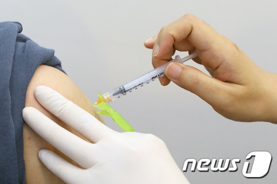 지난 6일 서울 강남구 압구정로 코로나19 강남구 예방접종센터에서 한 시민이 화이자 백신을 접종하고 있다. 2021.7.6/뉴스1 © News1 임세영 기자