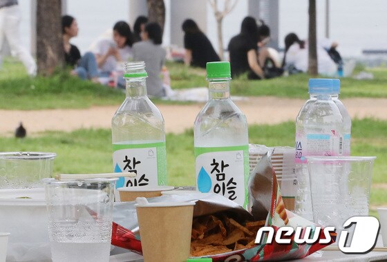서울 영등포구 여의도한강공원에 펼쳐진 테이블에 소주가 놓여져 있다.  2021.7.6/뉴스1 © News1 이성철 기자