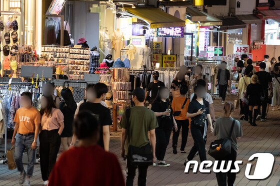 지난 6일 밤 서울 홍대 앞 거리가 시민들로 붐비고 있다.  2021.7.6/뉴스1 © News1 유승관 기자