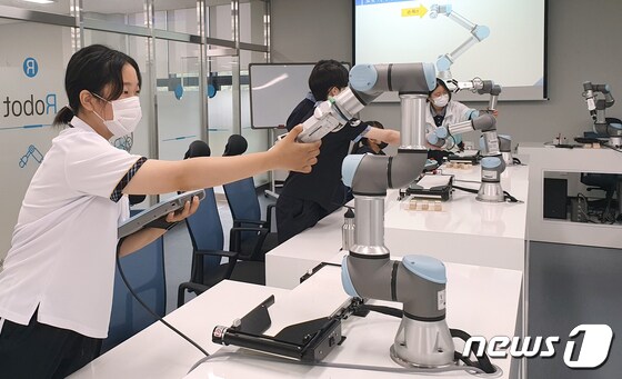 영천폴리텍대학 로봇캠퍼스에서 운영하는 중1 대상 로봇직업 진로체험캠프에서 참가 학생들이 로봇 체험을 하고 있다. (영천시 제공) 2021.7.7/© 뉴스1