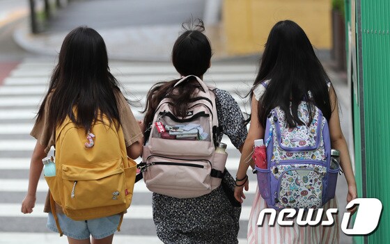 서울 한 초등학교에서 아이들이 등교하고 있다. 2021.7.9/뉴스1 © News1 이성철 기자