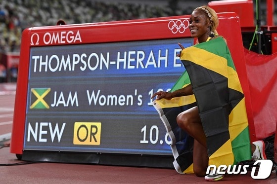 올림픽 여자 100m 신기록을 세운 일레인 톰슨-헤라(자메이카) © AFP=뉴스1