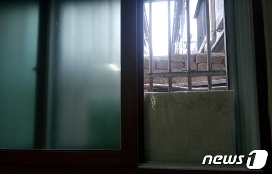 이연화씨(51·여)가 살고 있는 경기도의 한 원룸의 창문.의 절반 정도가 담벼락에 막혀 있다. © 뉴스1