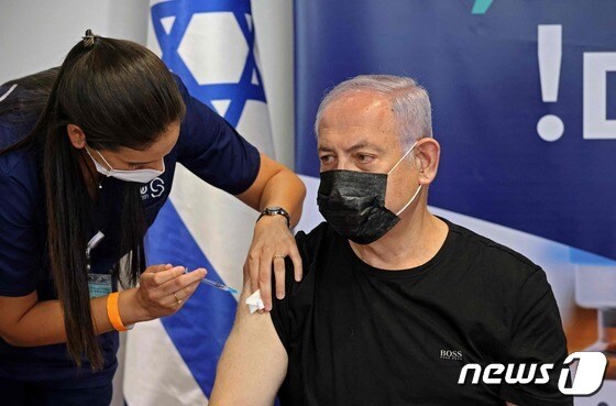 이스라엘 중서부 텔아비브에서 벤자민 네타냐후 이스라엘 전 총리가 30일(현지시간) 코로나19 백신인 화이자 3회분을 접종하고 있다. 2021.07.30 © AFP=뉴스1