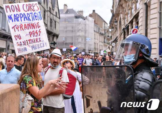 프랑스에서 시민들이 코로나19 백신 접종 증명서인 '헬스 패스' 도입을 반대하는 시위를 하고 있다. 2021.07.31 © AFP=뉴스1