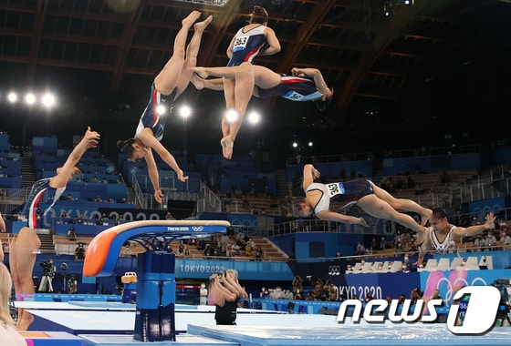 대한민국 체조 여서정이 1일 오후 일본 도쿄 아리아케 체조경기장에서 열린 '2020 도쿄올림픽' 여자 도마 결승에서 연기를 펼치고 있다. (다중노출 촬영) 2021.8.1/뉴스1 © News1 이재명 기자