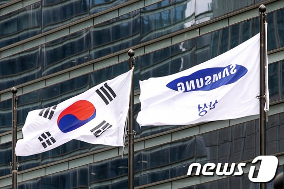 서울 서초구 삼성전자 서초사옥 국기 게양대에 태극기와 삼성 깃발이 걸려있는 모습/뉴스1 © News1 이승배 기자