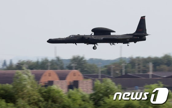  경기도 평택시 주한미군 오산공군기지에서 U-2S 고고도정찰기가 착륙하고 있다. 2021.8.10/뉴스1 © News1 김영운 기자