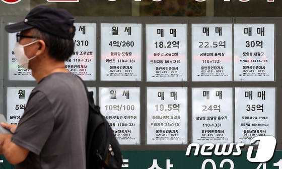 서울시내 공인중개사 사무소에 매물 정보가 부착돼 있다. 2021.8.11/뉴스1 © News1 조태형 기자
