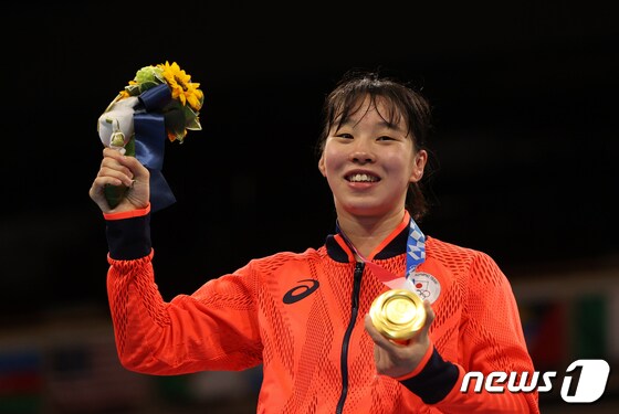 일본 여자복싱의 이리에 세나가 지난 3일 열린 도쿄올림픽 페더급에서 우승한 뒤 시상대에서 금메달을 목에 걸고 기뻐하고 있다. © 로이터=뉴스1