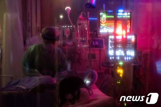 일본 요코하마의 한 병원에서 의료진이 개인보호장비를 착용한 채 코로나19 환자를 돌보고 있다. © AFP=뉴스1