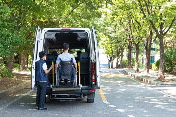 코로나19 백신 접종을 위한 서울다누림 미니밴 차량 및 이용 모습. 서울관광재단 제공