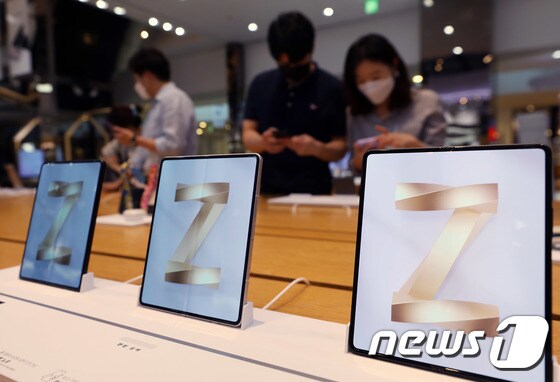 삼성전자의 3세대 폴더블폰인 '갤럭시Z폴드3' © News1 박정호 기자