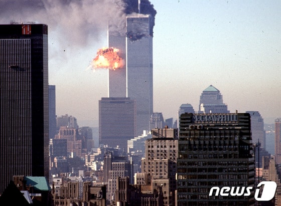 미국 뉴욕 맨해튼 세계무역센터(WTC) 쌍둥이 빌딩에 2001년 9월 11일 민항기가 고의 추락하면서 연기와 불꽃이 분출하는 모습. 9·11 테러는 이슬람 국제테러조직 알카에다 소행으로 밝혀졌고, 미국은 알카에다 수장 오사마 빈 라덴에게 은신처를 제공한다는 명목으로 그해 10월 탈레반이 집권하던 아프가니스탄을 침공했다. © AFP=뉴스1 © News1 최서윤 기자