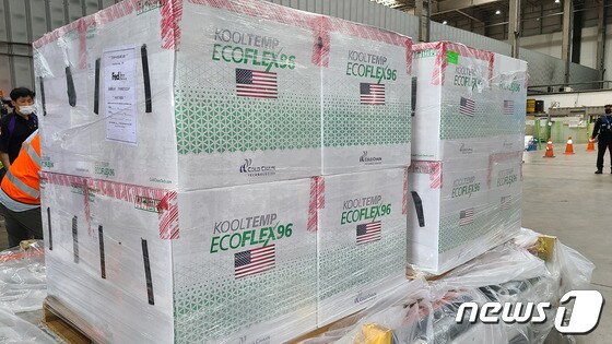 미국 정부가 제공하는 얀센 코로나19 백신 40만회분이 지난 8월15일 오후 인천국제공항 화물터미널을 통해 들어오고 있다. (주한미국대사관 제공) 2021.8.15/뉴스1