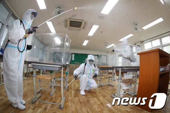 신종 코로나바이러스 감염증(코로나19) 예방을 위해 학교 교실을 소독하는 모습. /뉴스1 © News1 공정식 기자