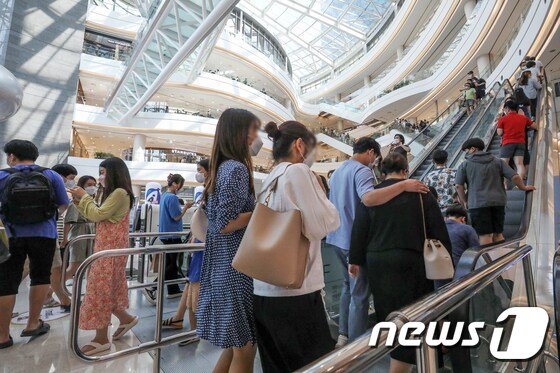 서울의 한 복합쇼핑몰이 시민들로 북적이고 있다. © News1 민경석 기자