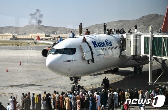 16일(현지시간) 아프가니스탄 정권 붕괴 후 카불 공항에서 탈출 시민들이 여객기를 타고 있다. © AFP=뉴스1 © News1 우동명 기자
