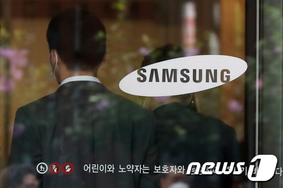 서울 서초구 삼성전자 사옥으로 직원들이 오가는 모습/뉴스1 © News1