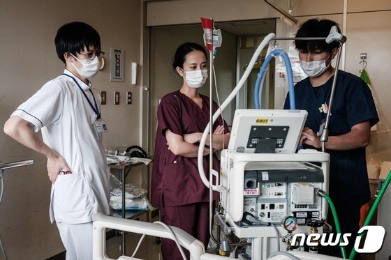 일본 삿포로 홋카이도대학병원에서 2021년 8월 의료진이 코로나19 환자에게 호흡기 치료를 준비하는 모습. © AFP=뉴스1 자료 사진