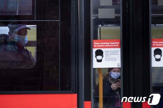 미국 워싱턴D.C의 한 버스 출입문에 마스크 착용 의무 관련 안내문이 붙어 있다. 2021.01.12 © AFP=뉴스1