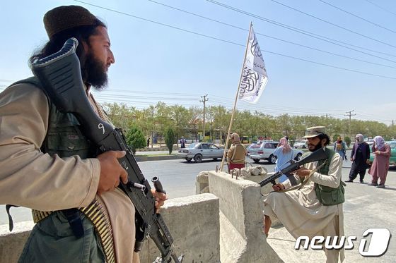 17일(현지시간) 아프가니스탄 정권을 재장악한 뒤 카불 내무부 입구에서 탈레반 병사들이 경비를 하고 있다. © AFP=뉴스1 © News1 우동명 기자