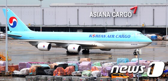 인천공항 화물터미널 아시아나항공 카고 앞에 대한항공 화물기가 착륙하고 있다.  /뉴스1 © News1 김명섭 기자