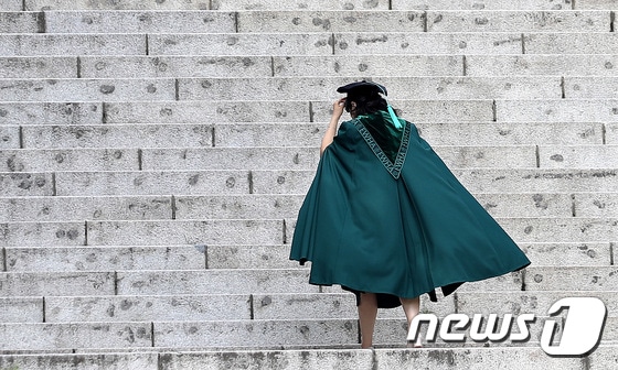 서울 서대문구 이화여자대학교에서 학사모를 쓴 졸업생. © 