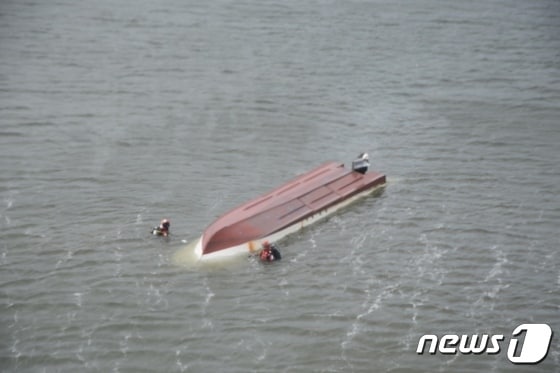 18일 오후 4시23분께 전북 금강하굿둑을 통과하던 2.88톤 배가 전복됐다. 군산해경은 이 배에 탑승하고 있던 6명을 모두 구조했지만, 이들 중 1명이 결국 숨졌다.(군산해경 제공)2021.8.18/© 뉴스1