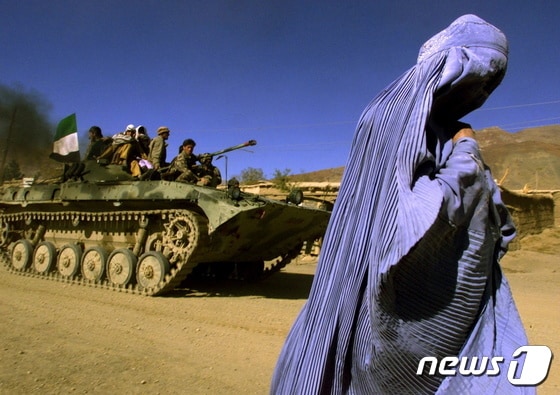 아프간 여성이 부르카를 입고 있다. © 로이터=뉴스1 © News1 정윤영 기자