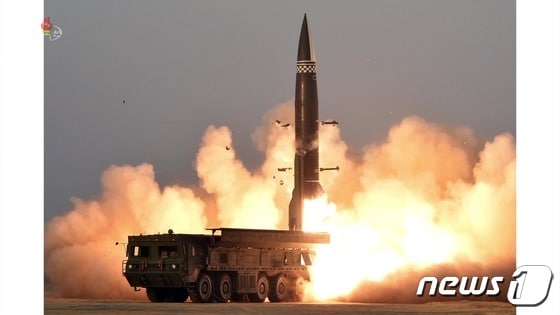 북한이 지난 3월25일 함경남도 함주 일대에서 동해 방향으로 '신형전술유도탄'을 발사했다. (조선중앙TV 캡처) © 뉴스1