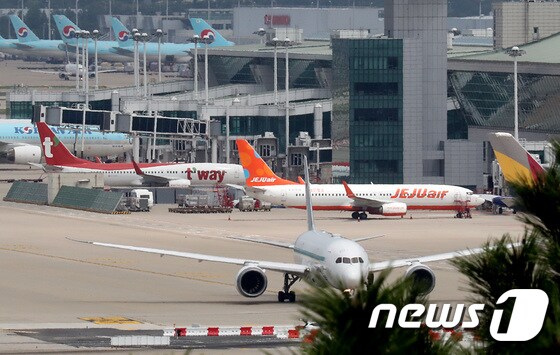 인천국제공항 주기장에 갈곳 잃은 저비용항공사(LCC) 여객기들이 계류돼 있다.  /뉴스1 © News1 이동해 기자