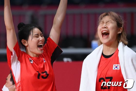 한국 여자 핸드볼이 2020 도쿄 올림픽에서 극적으로 8강에 올랐다. © AFP=뉴스1