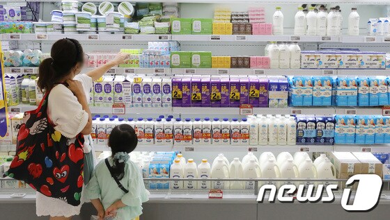 2일 오후 서울의 한 대형마트에서 고객이 유제품을 살펴보고 있다. 8월 우유 원윳값이 오르며 소비자 장바구니 물가 부담도 커질 전망이다. 식품업계에 따르면 우유 원윳값은 이달부터 1ℓ당 926원에서 947원으로 2.3%(21원) 인상되며 2018년(4원 인상) 대비 5배가 넘는 인상폭이다. 원윳값 인상에 따라 빵·아이스크림·커피 등도 가격 인상이 우려된다. 2021.8.2/뉴스1 © News1 임세영 기자