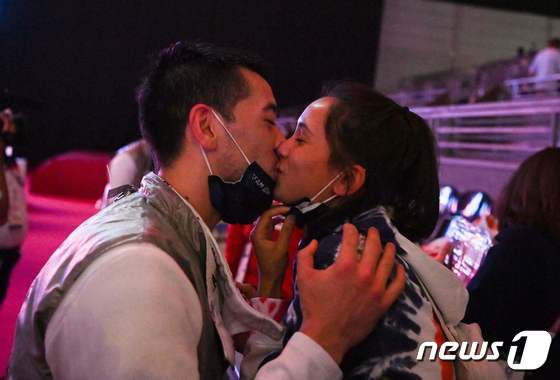 1일(현지시간) 도쿄올림픽 미국 펜싱 국가대표 게렉 마인하르트(31)가 플뢰레 단체전에서 승리한 후 아내인 리 키퍼(27)와 입맞춤을 하고 있다. © AFP=뉴스1 © News1 서한샘 기자