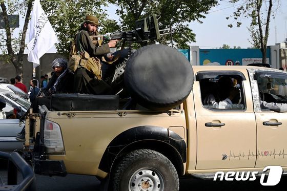 아프가니스탄을 장악한 탈레반 전사들이 카불에서 무장을 한 채 차량을 타고 순찰하고 있다. © AFP=뉴스1