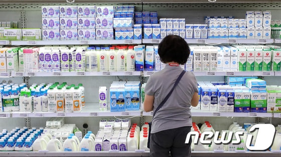 20일 서울시내 한 대형마트에서 시민이 우유을 구매하고 있다. 다음 달부터 우윳값이 오를 것으로 전망되 우유 관련 제품 가격이 연달아 오르는 이른바 '밀크플레이션'에 대한 우려가 나오고 있다. 지난 17일 낙농진흥회는 원유 가격 인상을 결정하고 우유 가격을 변경한 청구서를 각 우유업체에 보냈다. 이달 1일부터 생산된 원유 가격을 1리터에 21원씩, 2.3% 올린다는 내용으로 업체 관계자는 