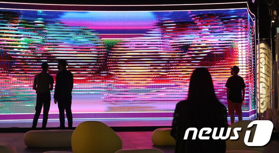 경기도 화성시 롯데백화점 동탄점에서 시민들이 3D 전시를 체험하고 있다. 2021.8.20/뉴스1 © News1 김영운 기자
