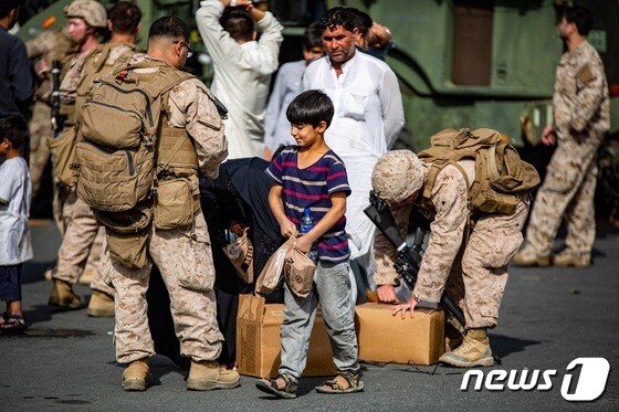 아프가니스탄 카불 공항에서 미군이 피난민들에게 음식을 나눠주고 있다. © AFP=뉴스1 © News1 우동명 기자