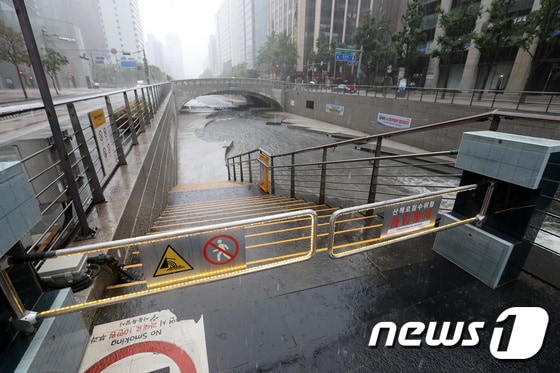 호우주의보가 내려 출입이 통제된 서울 청계천 산책로. /뉴스1 © News1 박세연 기자
