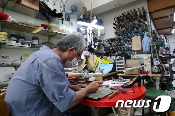 23일 서울 성동구 성수동 수제화업체에서 장인이 제품을 만들고 있다.  2021.8.23/뉴스1 © News1 황기선 기자