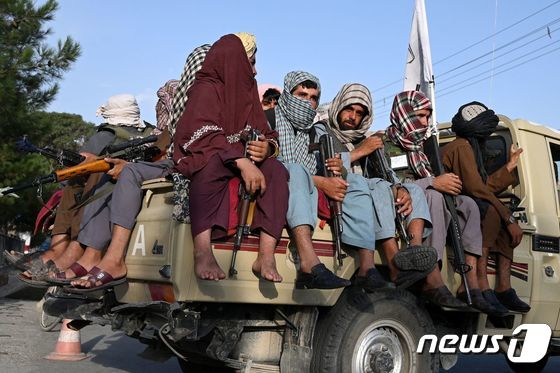 23일(현지시간) 아프가니스탄을 점령한 탈레반들이 차량을 타고 카불 시내를 순찰하고 있다. © AFP=뉴스1 © News1 우동명 기자