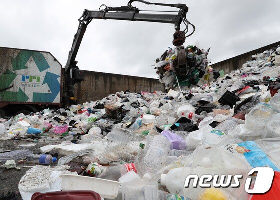 경기도 수원시 영통구 수원시자원순환센터에 플라스틱 재활용 쓰레기들이 쌓여있다. 2021.8.24/뉴스1 © News1 김영운 기자