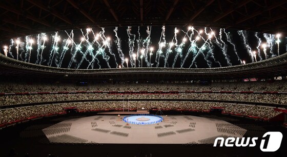 24일 오후 일본 도쿄 국립경기장(올림픽 스타디움)에서 열린 2020 도쿄 패럴림픽 개회식에서 축하 불꽃이 터지고 있다. 2021.8.24/뉴스1 © News1 사진공동취재단