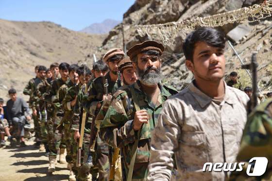 24일(현지시간) 아프가니스탄 파지시르 다라에서 반 탈레반 아프간 군인과 민병대들이 군사 훈련을 받고 있다. © AFP=뉴스1 © News1 우동명 기자