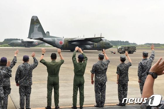 24일(현지시간) 일본 자위대 C-130 수송기가 아프가니스탄의 일본인을 대피시키키 위해 사이타마현 사마야의 공군기지에서 이륙하고 있다. © AFP=뉴스1 © News1 우동명 기자