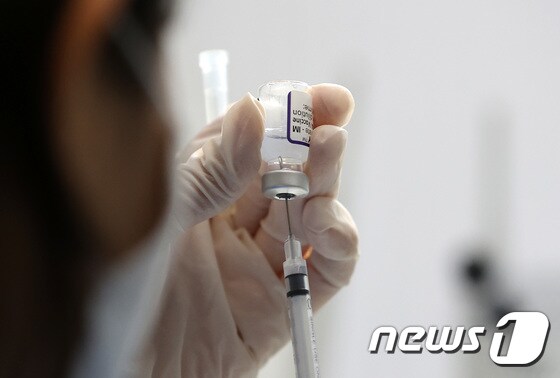 25일 오전 서울 동작구민체육센터에 마련된 예방접종센터에서 의료진들이 화이자 백신을 분주하고 있다. 2021.8.25/뉴스1 © News1 조태형 기자