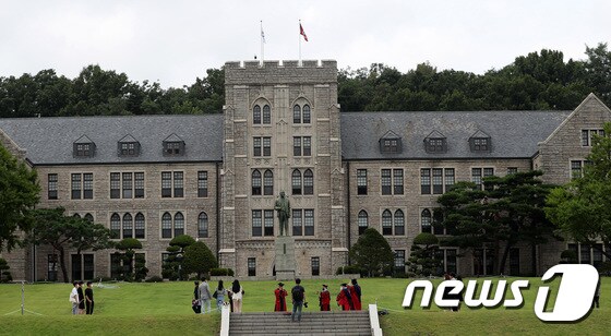 지난 25일 서울 성북구 고려대학교에서 졸업생들이 졸업가운을 입고 기념사진을 찍고 있다./뉴스1 © News1 박세연 기자