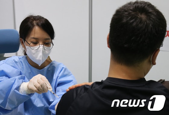 26일 대전 중구 예방접종센터에서 시민들이 백신 접종을 받고 있다. 2021.8.26/뉴스1 © News1 김기태 기자